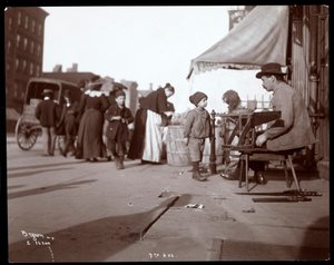 Uitzicht op een marskramer op 7th Avenue, New York, 1903